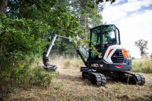 Bobcat Kompaktmaschinen und Anbaugeräte sollen die vorbeugende Waldbrandprävention im Forst unterstützen.