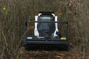 Bobcat Kompaktmaschinen und Anbaugeräte sollen die vorbeugende Waldbrandprävention im Forst unterstützen.