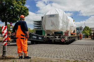 Goldhofer E-PowerPack bewegt 430-Tonnen-Gasturbine durch Berlin