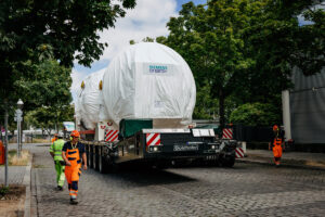 Goldhofer E-PowerPack bewegt 430-Tonnen-Gasturbine durch Berlin