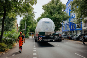 Goldhofer E-PowerPack bewegt 430-Tonnen-Gasturbine durch Berlin