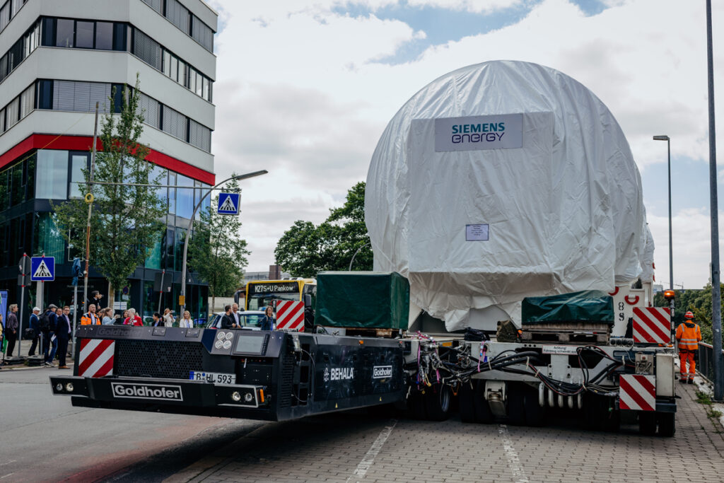 Goldhofer E-PowerPack bewegt 430-Tonnen-Gasturbine durch Berlin