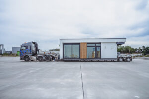 MAX Trailer transportieren vorgefertigte Wohnmodule von SC Steelframes