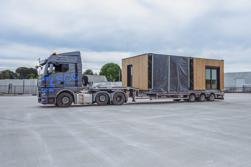 MAX Trailer transportieren vorgefertigte Wohnmodule von SC Steelframes