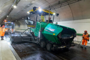 Der Vögele Super 1803-5 X bewährt sich bei der Tunnelsanierung am Mont-Blanc