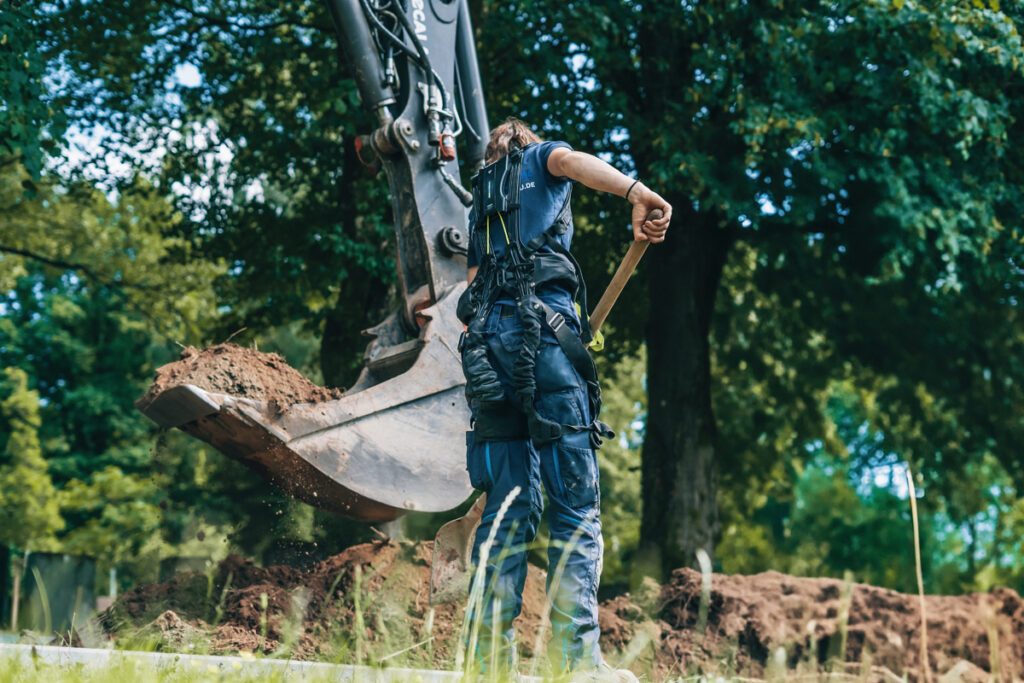 Exoskelett im GaLaBau: Wie das BionicBack von hTRIUS körperlich belastende Arbeiten ergonomisch unterstützt