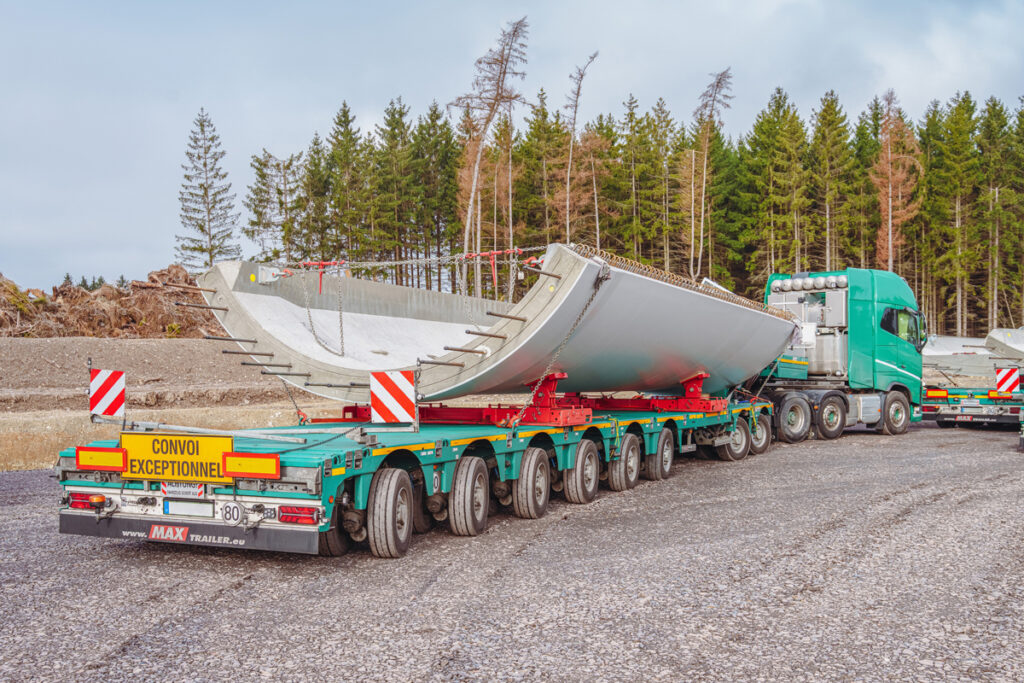 Schwertransport im Konvoi: Die P. Schwandner Logistik + Transport GmbH setzt für den Transport großformatiger Betonelemente auf acht MAX810-Sattelauflieger