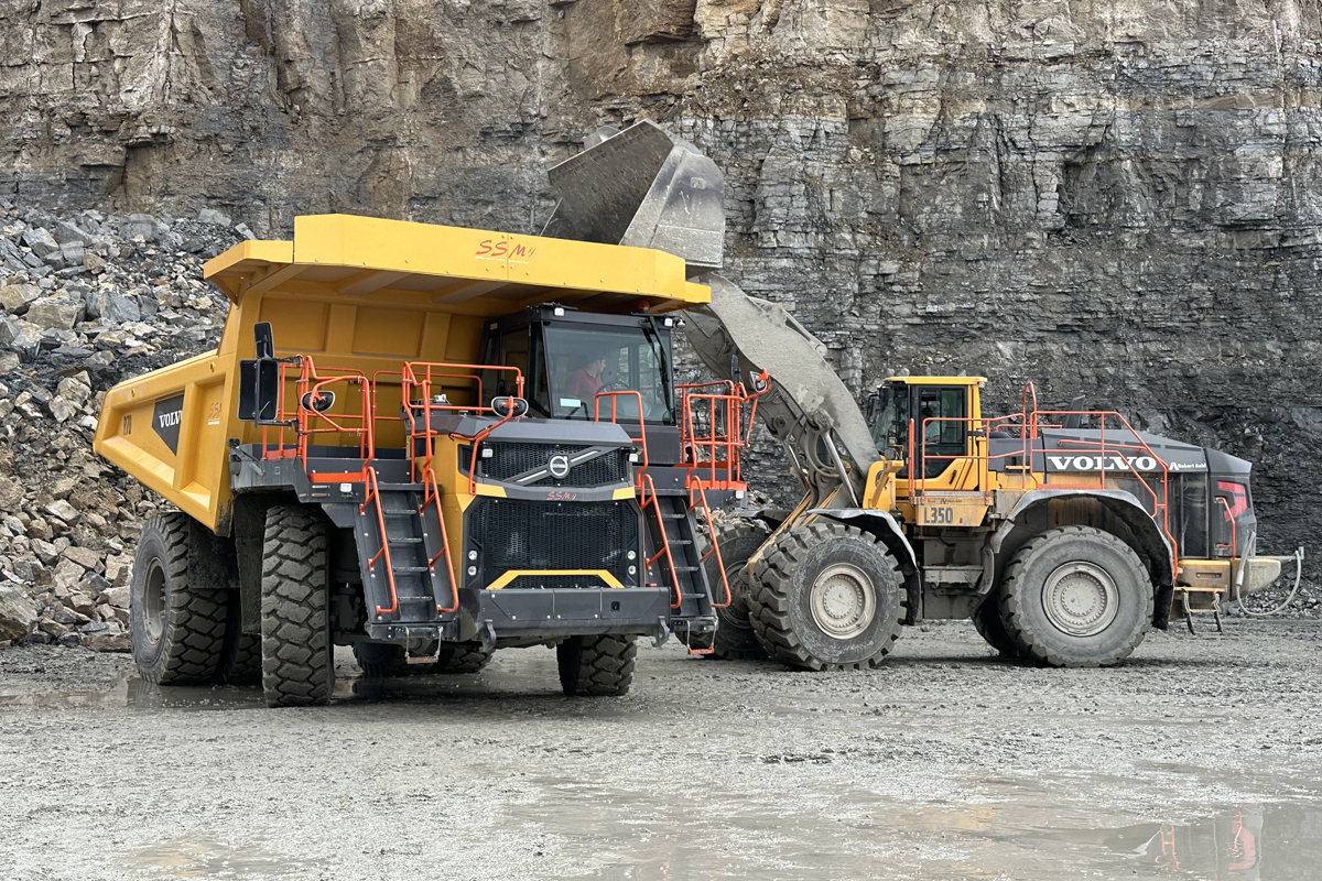 Der Starrrahmen-Muldenkipper Volvo R70 im Kalksteinbruch Bettenfeld