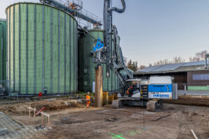 Das Ramm- und Bohrgerät LRB 19 von Liebherr erstellt Spundwände in Kurzprojekt