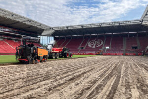 Rasensanierung in der MEWA Arena mit Wirtgen-Fräse und Trimble-3D-Steuerung