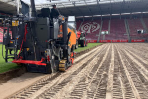 Rasensanierung in der MEWA Arena mit Wirtgen-Fräse und Trimble-3D-Steuerung