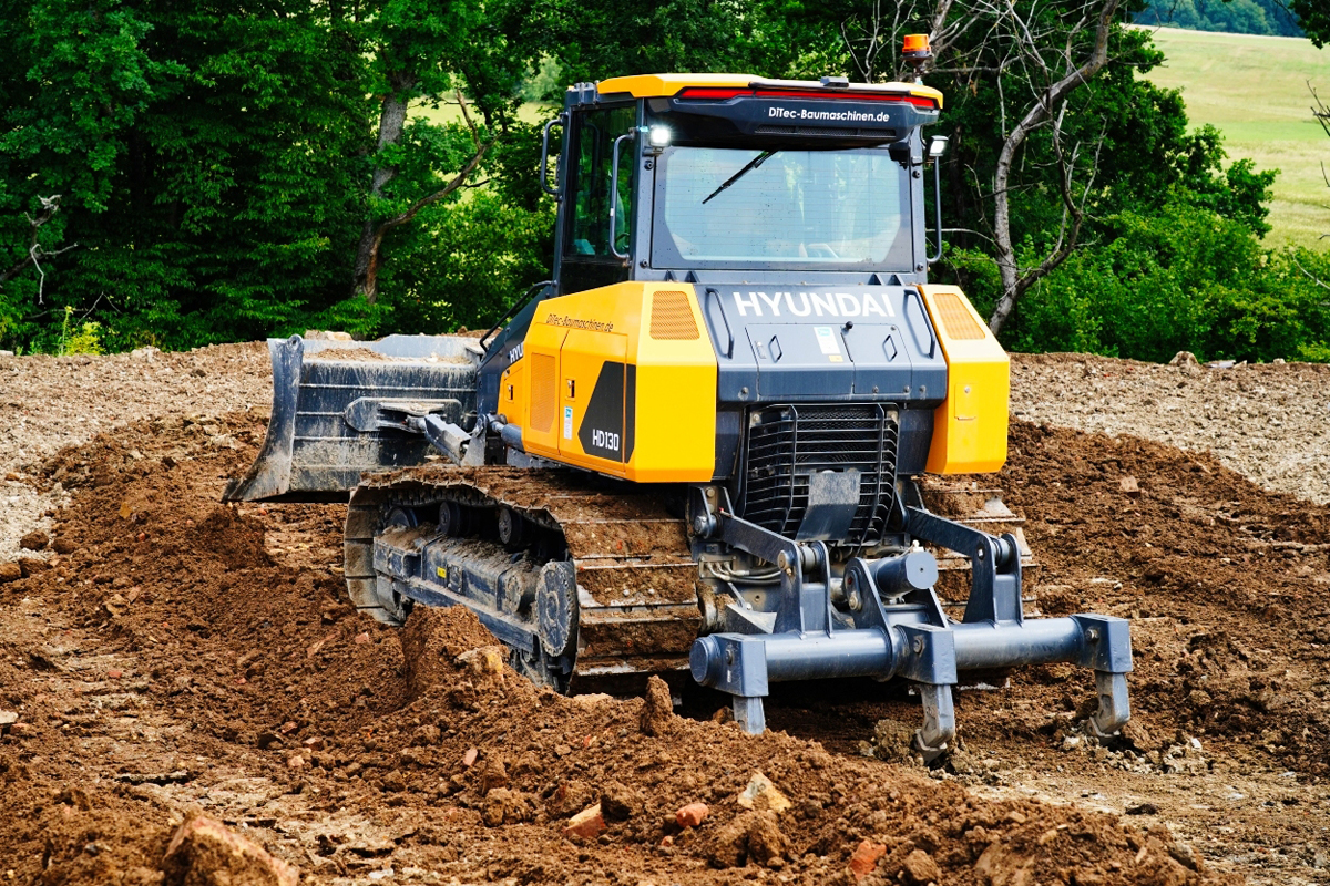 Planierraupe Hyundai HD130A im GaLaBau
