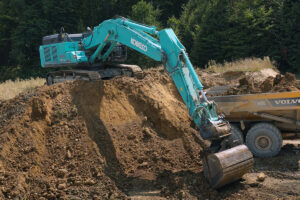 Kobelco SK520LC-11E im Kieswerk Oberwangen