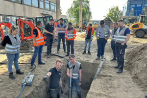 Grabenlose Hausanschlüsse mit Erdraketen: Tracto Grundomat P+