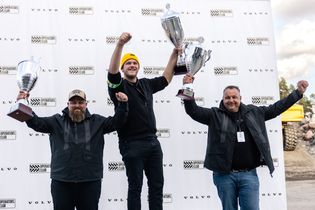 Bernard Vogt (Mitte) gewinnt vor Sebastian Enevoldsen aus Dänemark (rechts) und Konrad Herndler aus Österreich (links). Mit 26 Sekunden Vorsprung sichert sich der Deutsche die Titelverteidigung