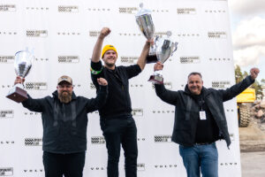 Bernard Vogt (Mitte) gewinnt vor Sebastian Enevoldsen aus Dänemark (rechts) und Konrad Herndler aus Österreich (links). Mit 26 Sekunden Vorsprung sichert sich der Deutsche die Titelverteidigung