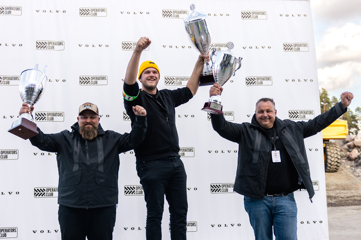 Bernard Vogt (Mitte) gewinnt vor Sebastian Enevoldsen aus Dänemark (rechts) und Konrad Herndler aus Österreich (links). Mit 26 Sekunden Vorsprung sichert sich der Deutsche die Titelverteidigung