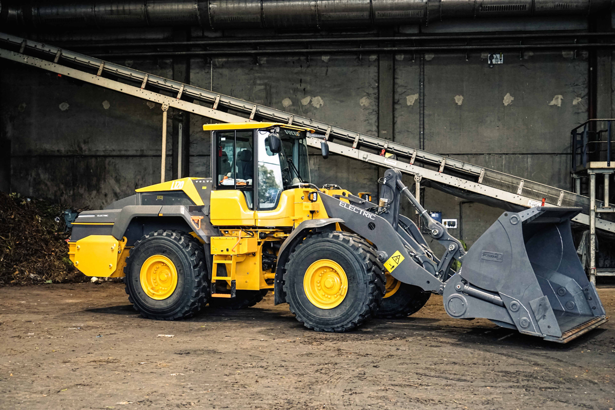 Der Volvo L120 Electric überzeugt im anspruchsvollen Recyclingeinsatz