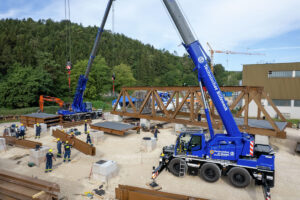 Vier Liebherr LTC 1050-3.1 unterstützen das THW beim Bau einer Behelfsbrücke über die Donau