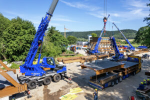 Vier Liebherr LTC 1050-3.1 unterstützen das THW beim Bau einer Behelfsbrücke über die Donau