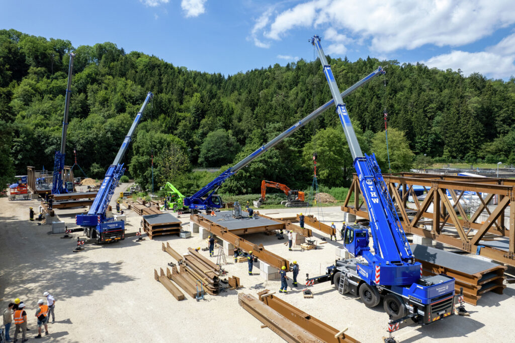 Vier Liebherr LTC 1050-3.1 unterstützen das THW beim Bau einer Behelfsbrücke über die Donau
