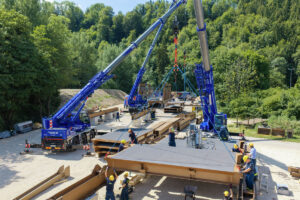Vier Liebherr LTC 1050-3.1 unterstützen das THW beim Bau einer Behelfsbrücke über die Donau