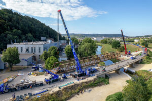 Vier Liebherr LTC 1050-3.1 unterstützen das THW beim Bau einer Behelfsbrücke über die Donau